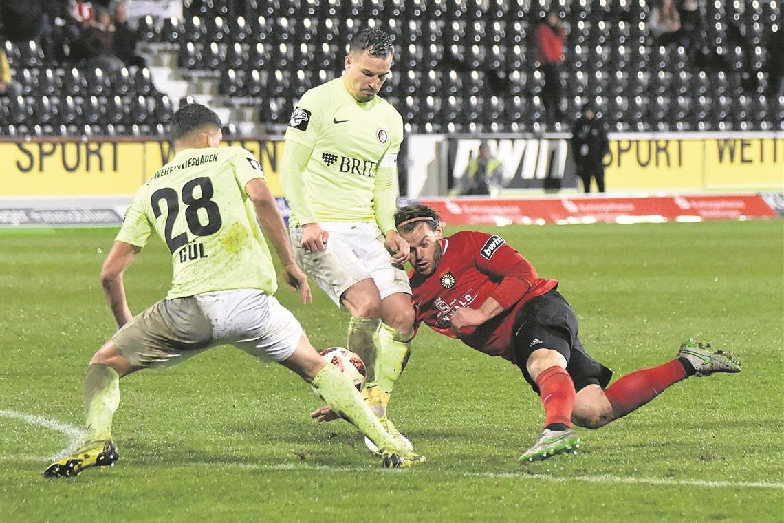 Erst obenauf, dann noch ausgerutscht: Timo Röttger und die SG Sonnenhof. 2:2 verlor das Kellerkind zu Hause gegen Wiesbaden.Foto: T. Sellmaier