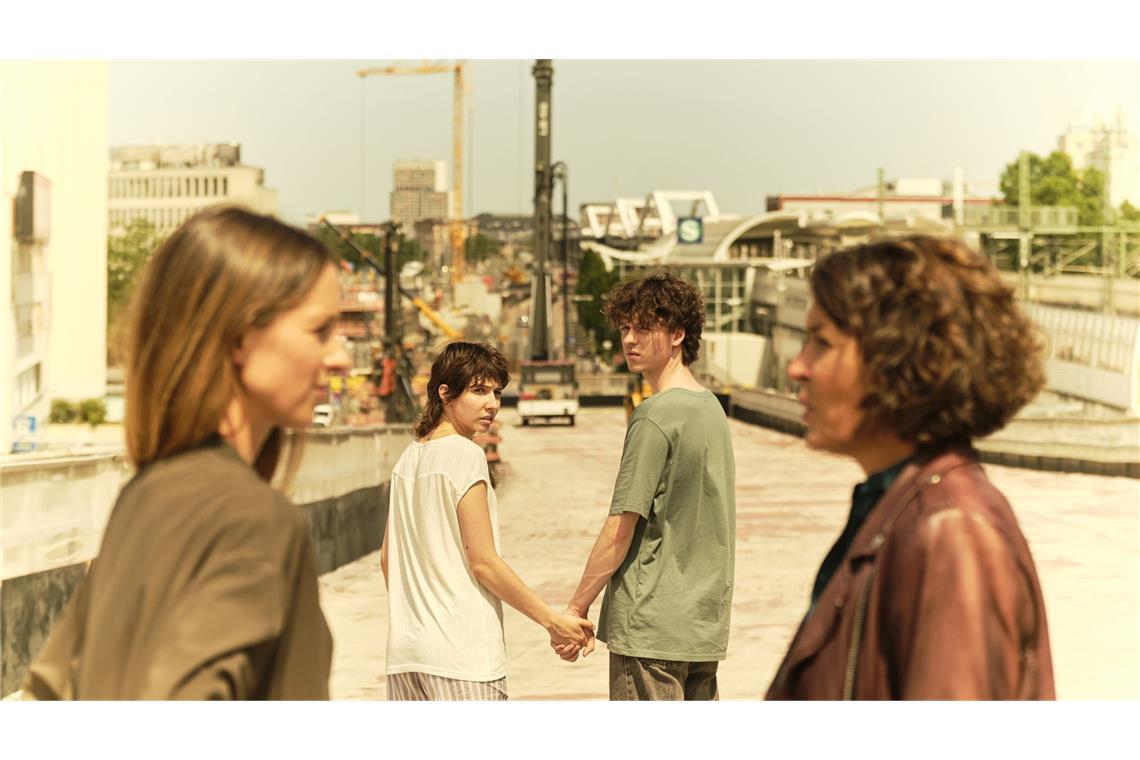 Erst sind Mike (Jeremias Meyer) und Nisha (Amina Merai) vor den Kommissarinnen Stern (Lisa  Bittter, vorne li.,) und Odenthal (Ulrike Folkers, vorne re.) geflüchtet, jetzt aber lassen sie sich doch Zeit.