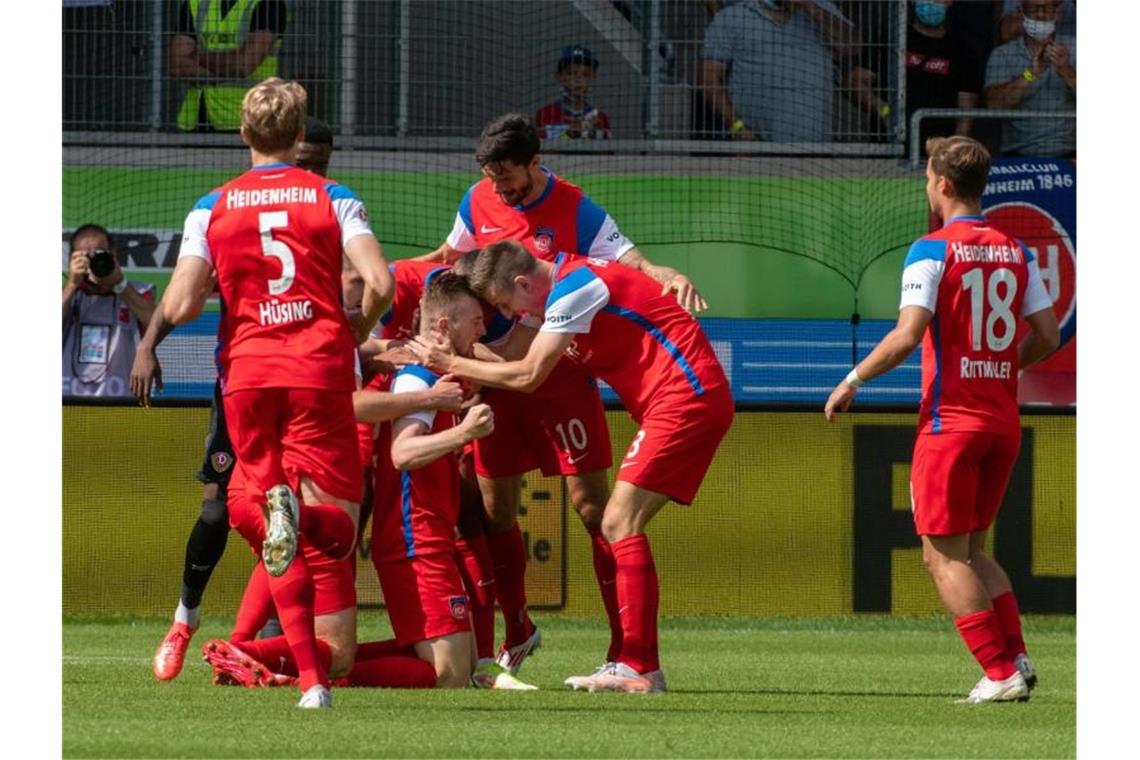 Erst spät machte der 1. FC Heidenheim den Sieg gegen Aufsteiger Dynamo Dresden perfekt. Foto: Stefan Puchner/dpa