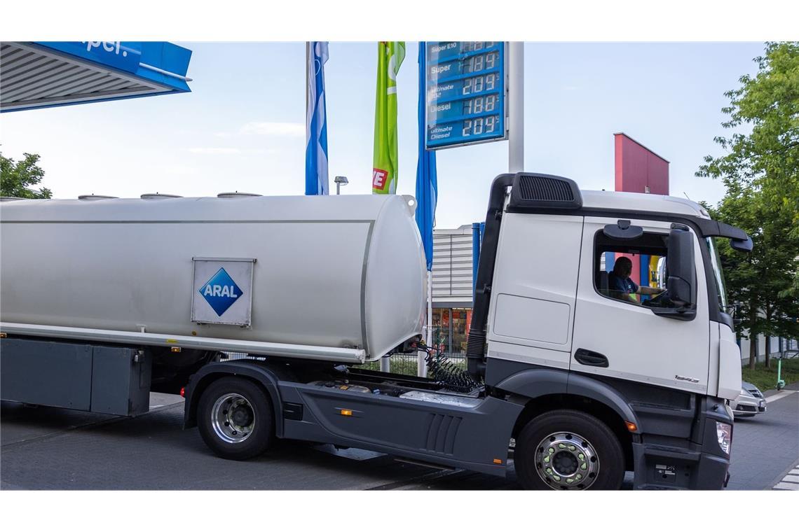 Erst Sprit, der am Donnerstag nach Mitternacht aus Tanklagern oder Raffinerien auf die Reise zur Tankstelle gegangen ist, profitiert von der Steuersenkung. 