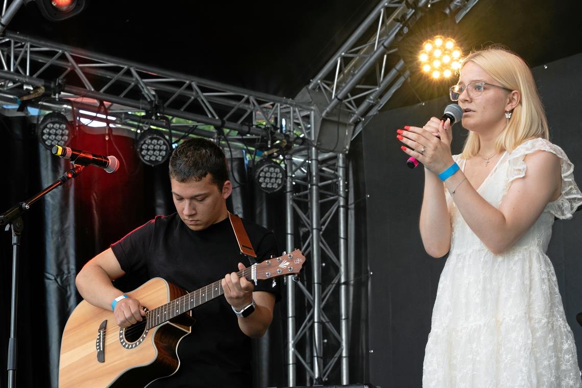 Die Gewinner des Backnanger Nachwuchsfestivals stehen fest Erst vor einigen Wochen hatten sie beschlossen, als Duo gemeinsam Musik zu machen: Die Gewinner Maxi und Joel. Fotos: Alexander Becher