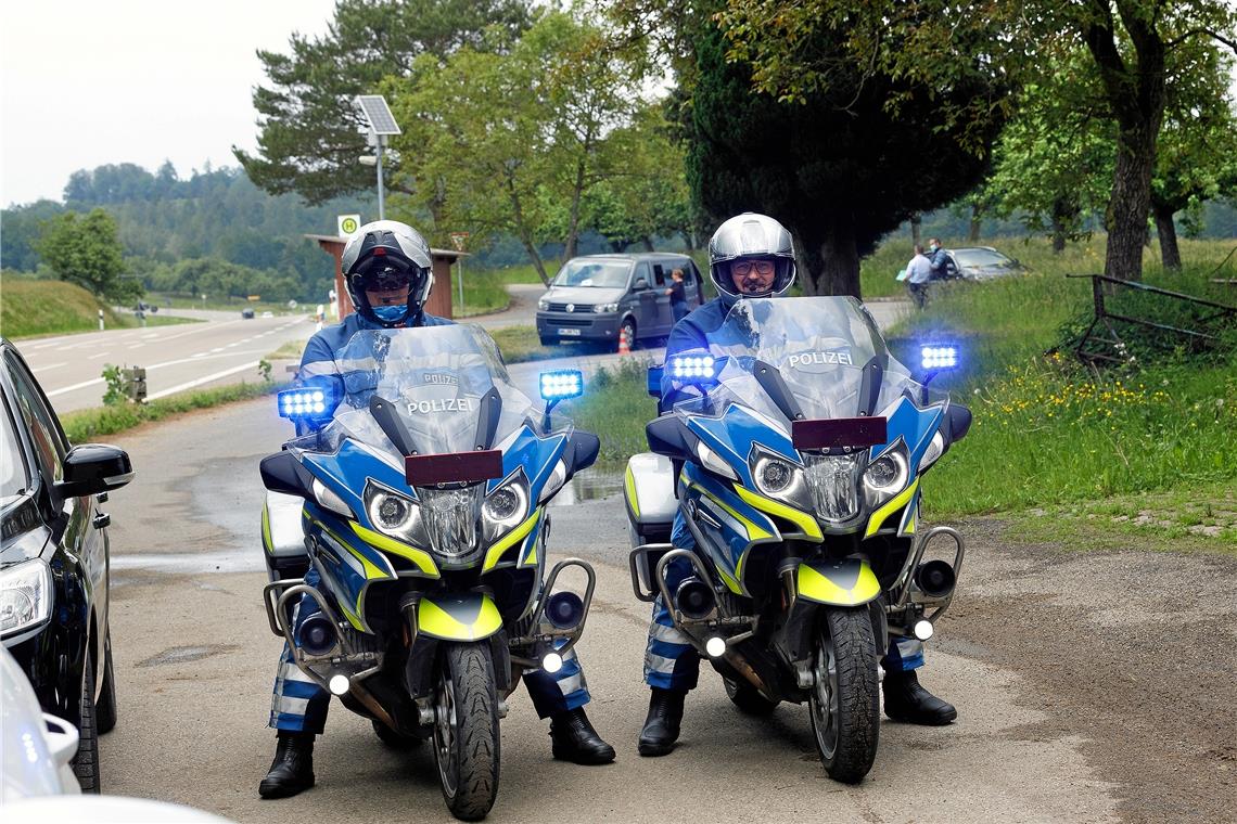 Noch kein Rezept gegen die Raserfraktion Erst vor einigen Wochen war die Polizei im Schulterschluss mit dem Landratsamt zu Geschwindigkeits- und Motorradkontrollen an der Bundesstraße14 bei Berwinkel vor Ort. Aber das Problem ist nicht so einfach zu lösen. Foto: J. Fiedler