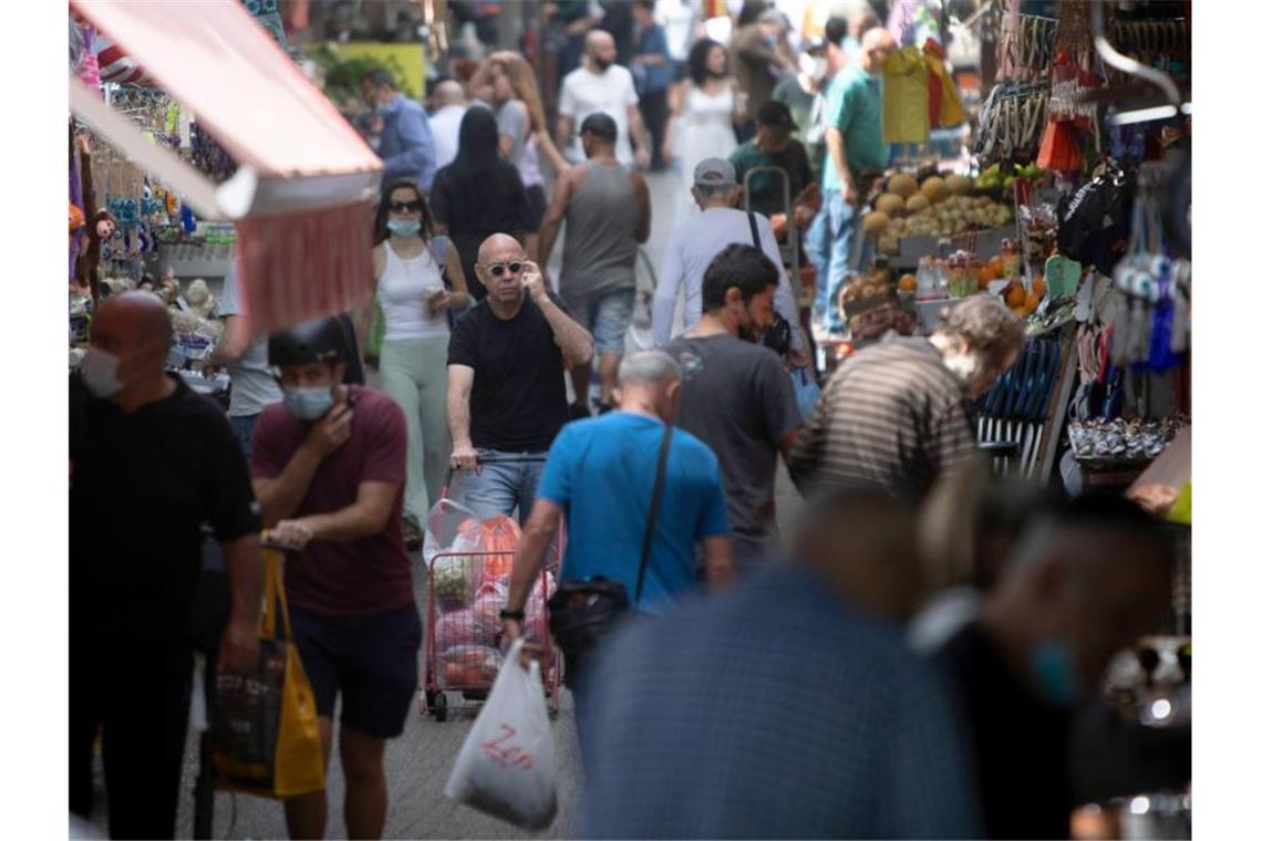 Erstmals seit April mehr als 100 neue Corona-Fälle in Israel Erst vor kurzem ist die Maskenpflicht im Freien in Israel aufgehoben worden. Foto: Sebastian Scheiner/AP/dpa