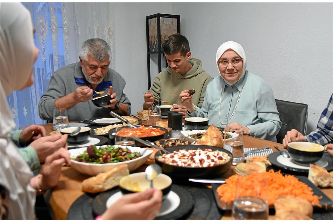 Fasten? Eine Sache der Gewöhnung Erst wenn die Sonne untergeht, darf das Fasten gebrochen werden. Traditionell essen die Gläubigen, wie hier Ayse Haber, zuerst eine Dattel, dann ein gemeinsames Mahl. Foto: Tobias Sellmaier