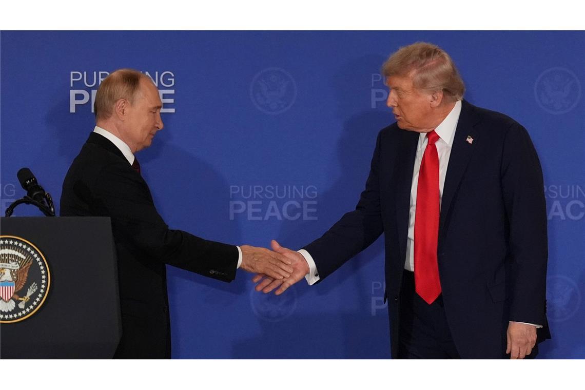 Trump: Treffe Putin erst, wenn Deal sicher ist Erst wenn er sich eines Deals sicher sein kann, möchte Trump nach eigenen Angaben Putin erneut treffen. (Archivbild)