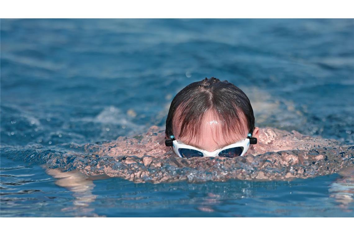 Erste Badegäste schwimmen am Nachmittag im Freibad Klietz in Quedlinburg.