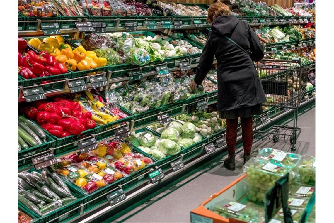 Mehrwertsteuersenkung heizt Preiskampf bei Lebensmitteln an Erste Discounter werben bereits mit Preissenkungen - dabei soll die Mehrwertsteuer erst am 1. Juli sinken. Foto: Jens Büttner/zb/dpa