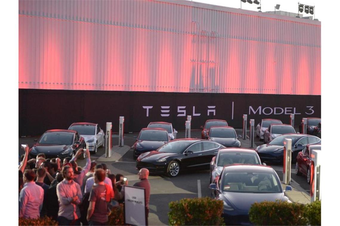 Erste Exemplare des günstigeren Tesla Model 3 auf dem Fabrikgelände in Fremont, Kalifornien. Foto: Andrej Sokolow/dpa