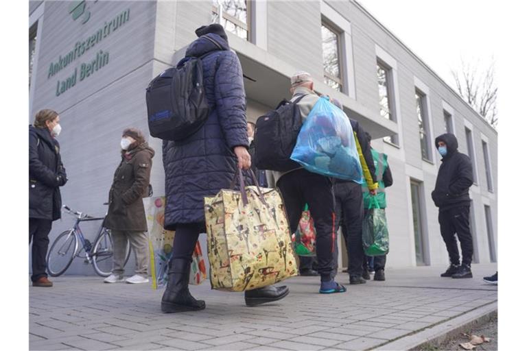 Erste Flüchtlinge aus der Ukraine werden im Landesamt für Flüchtlingsangelegenheiten Berlin (LAF) in ihre Unterkünfte begleitet. Foto: Joerg Carstensen/dpa