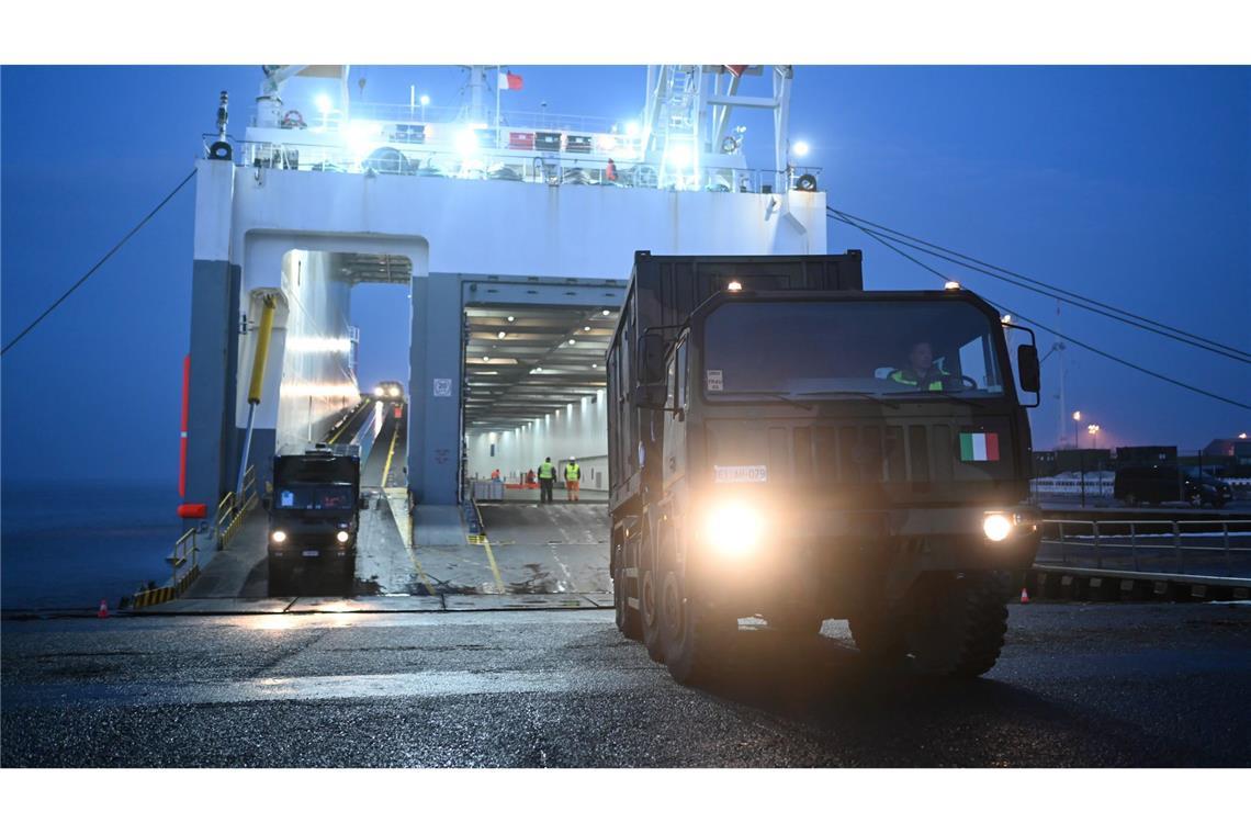 Erste Militärfahrzeuge sind in Emden angekommen.