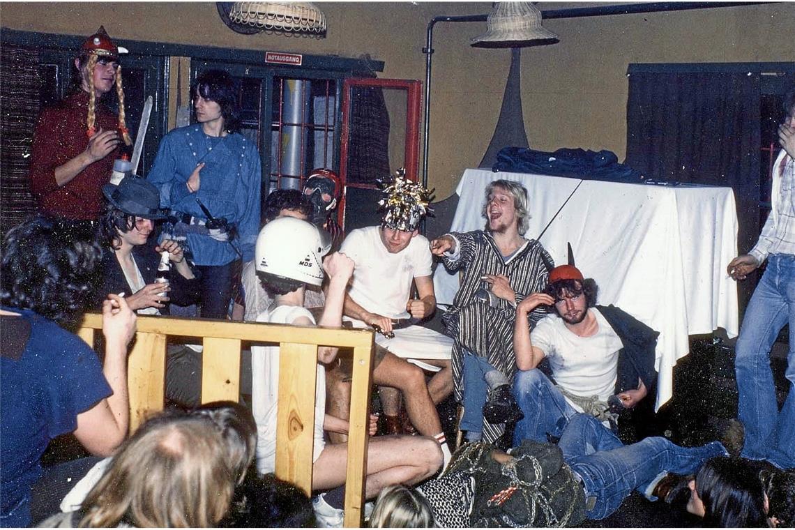 Anarchische Züge,
organisatorische
Meisterleistungen Erste Mottoparty: Pöpels-Popel-Show 1981.