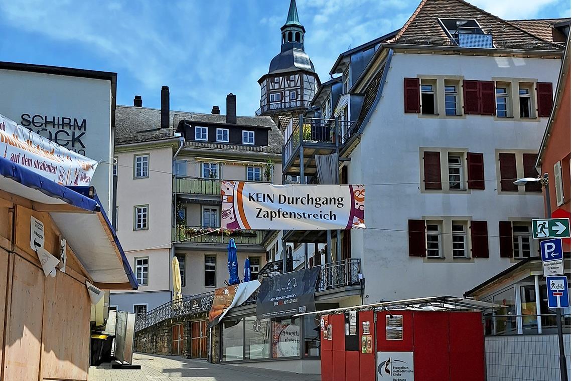 Erste Sicherheitsvorkehrungen für den Zapfenstreich. Foto: BKZ