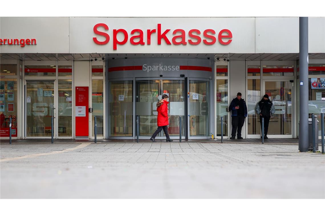 Erste Sparkassenkunden in Gelsenkirchen bekommen Dokumente aus ihren aufgebrochenen Schließfächern zurück. (Archivbild)