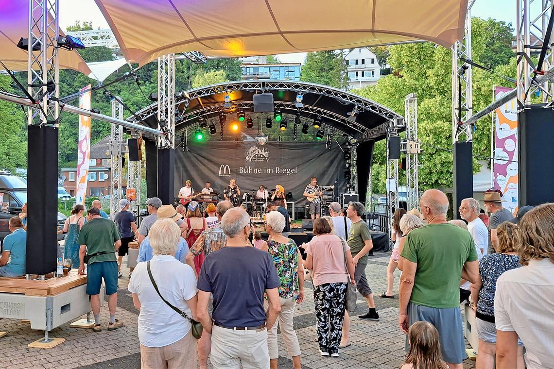 Erste Tanzbereitschaft auf dem Willy-Brandt-Platz. Foto: BKZ