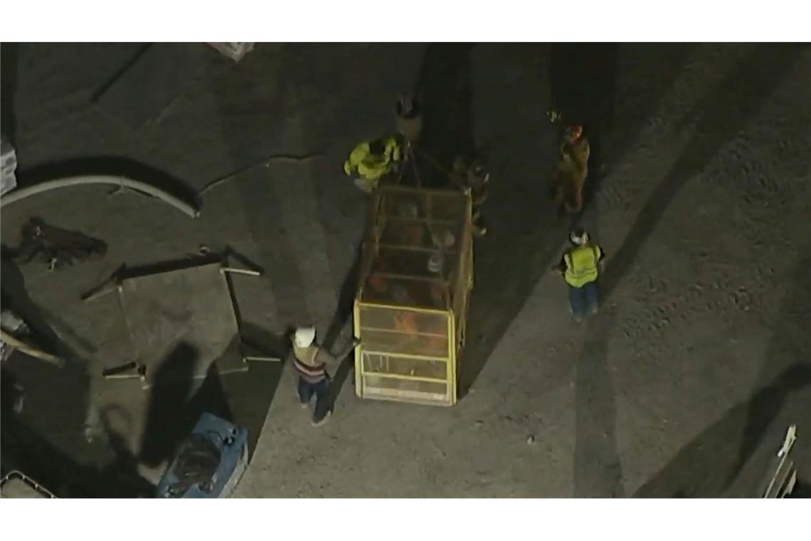 Tunneleinsturz in Los Angeles: 31 Arbeiter gerettet Ersten Berichten zufolge kletterten einige Arbeiter über lose Erde und wurden dann mit einem Tunnelfahrzeug zum Ausgang gebracht.