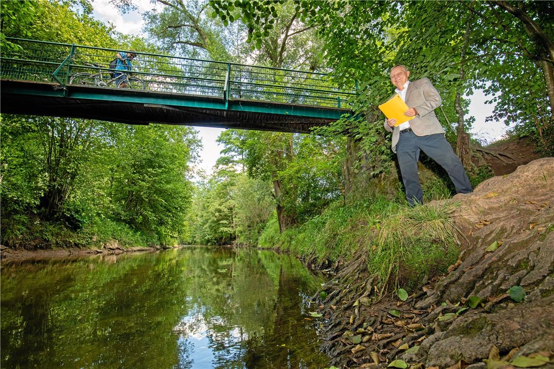 Erster Bürgermeister Siegfried Janocha dieser Tage bei einem Vor-Ort-Termin. Foto: A. Becher