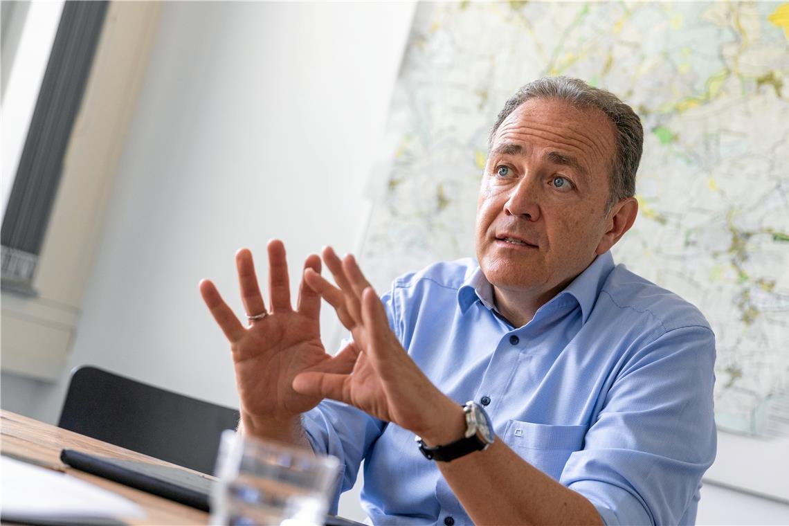 „IBA wird zum ersten Mal greifbar“ Erster Bürgermeister Stefan Setzer ist zuversichtlich, dass sich auf dem IBA-Areal trotz schwieriger Rahmenbedingungen bis 2027 noch einiges tun wird. Foto: Alexander Becher