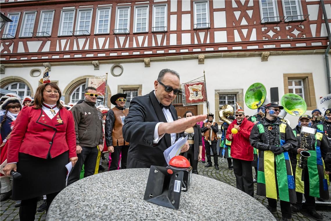 Die Backnanger Narren erobern das Rathaus Erster Bürgermeister Stefan Setzer traut sich in seiner Rolle als Geheimagent Steven 007 ganz stilbewusst im Smoking mit Sonnenbrille beim Rathaussturm aus dem Rathaus heraus.