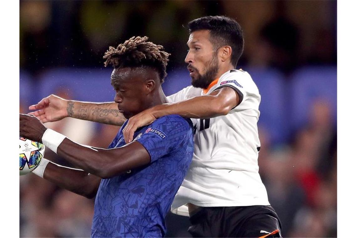 Erster Corona-Fall in der Primera Division: Ezequiel Garay (r) vom FC Valencia. Foto: Nick Potts/PA Wire/dpa