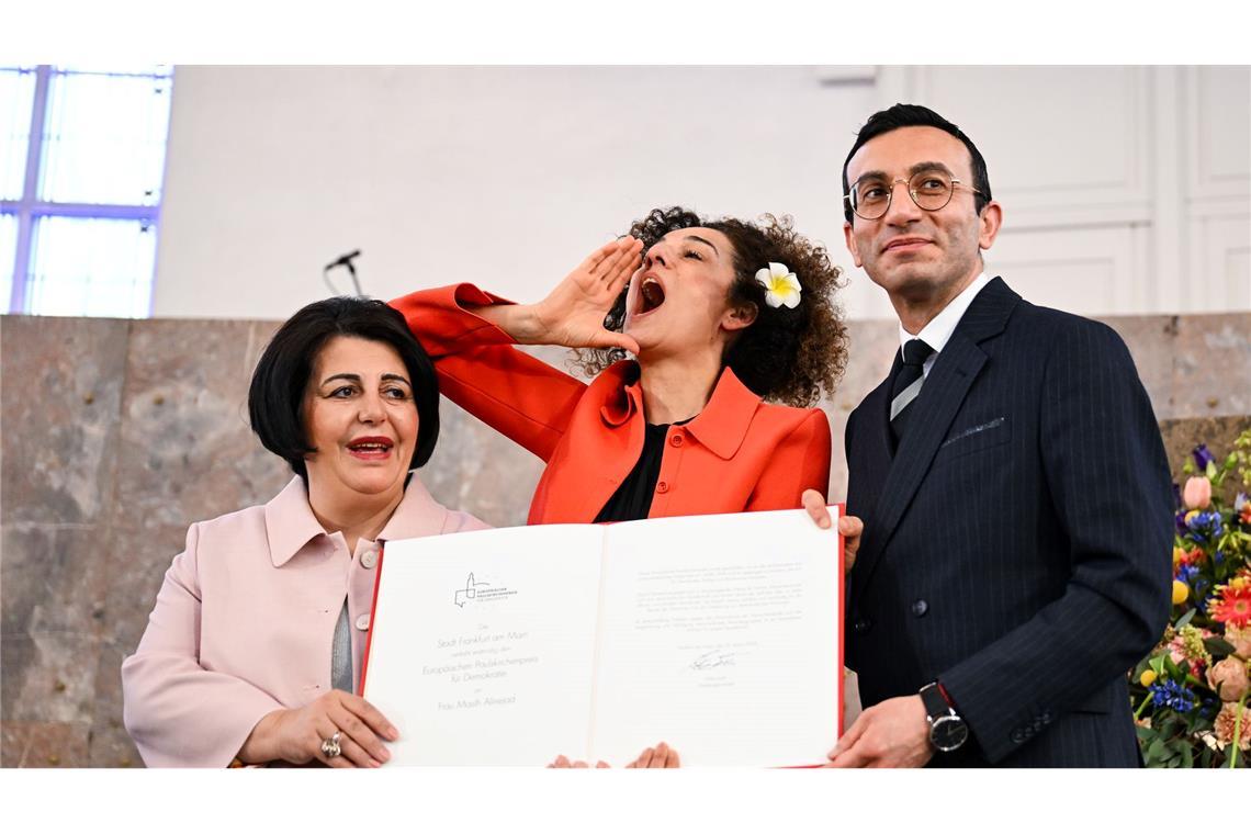 Erster Europäischer Paulskirchenpreis für Demokratie an iranische Journalistin verliehen