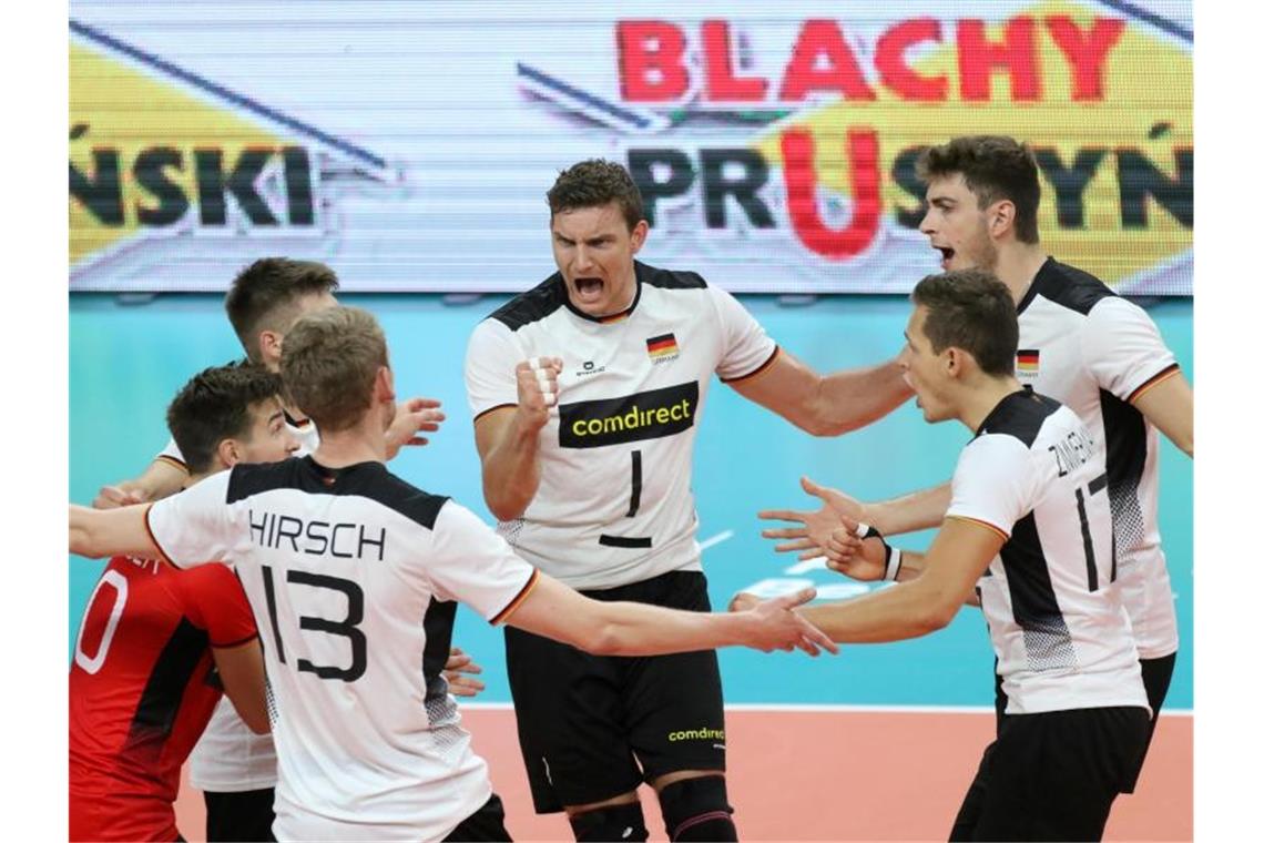 Deutsche Volleyballer holen ersten Sieg bei der EM Erster Gruppensieg bei der EM: Die deutschen Volleyballer jubeln auf dem Spielfeld. Foto: Vdb / Bart Vandenbroucke/CEV