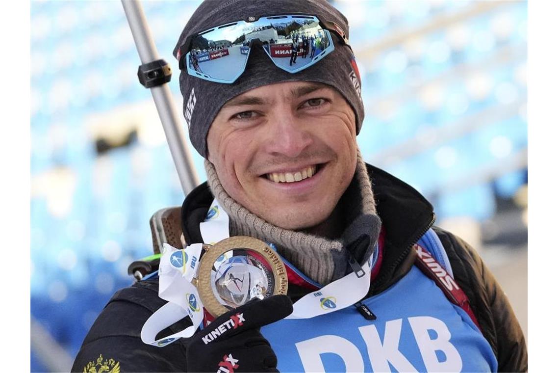 Biathlet Doll beim Einzel Zwölfter - Groß mit Debüt Erster im Einzel über 20 Kilometer: Anton Babikow aus Russland zeigt auf dem Podium seine Goldmedaille. Foto: Matthias Schrader/AP/dpa