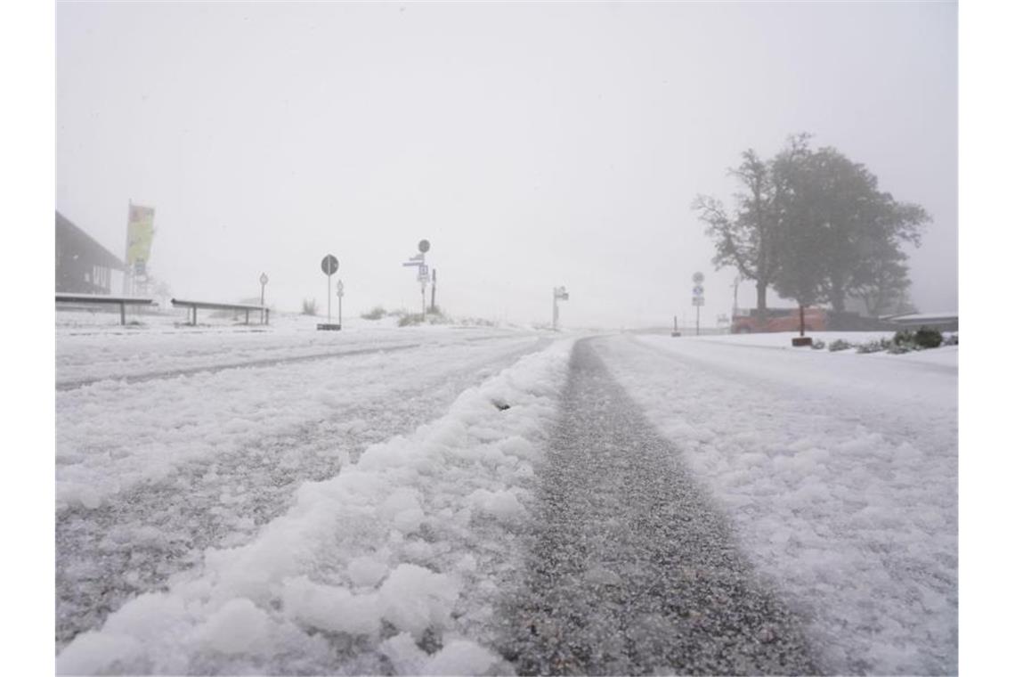 Erster Schnee liegt auf einer Straße am Feldberg im Schwarzwald. Foto: Andreas Rosar/Fotoagentur-Stuttgart/dpa