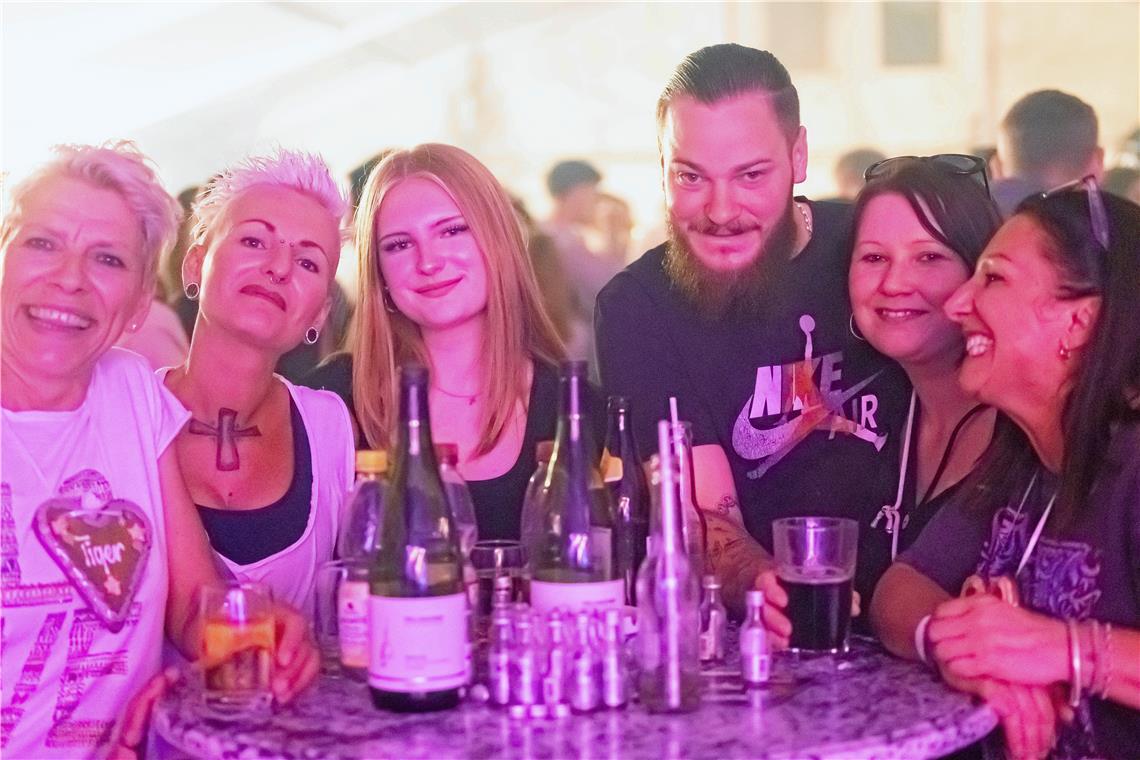 Erster Tisch an der Bühne erfolgreich besetzt. Foto: Janina Greco