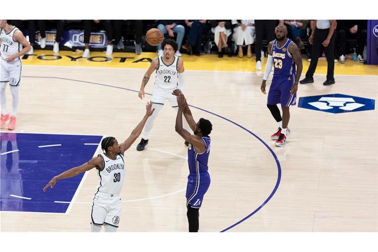 Erster Vater-Sohn-Assist der NBA-Geschichte: LeBron James sieht den Dreier von Bronny James aus nächster Nähe.