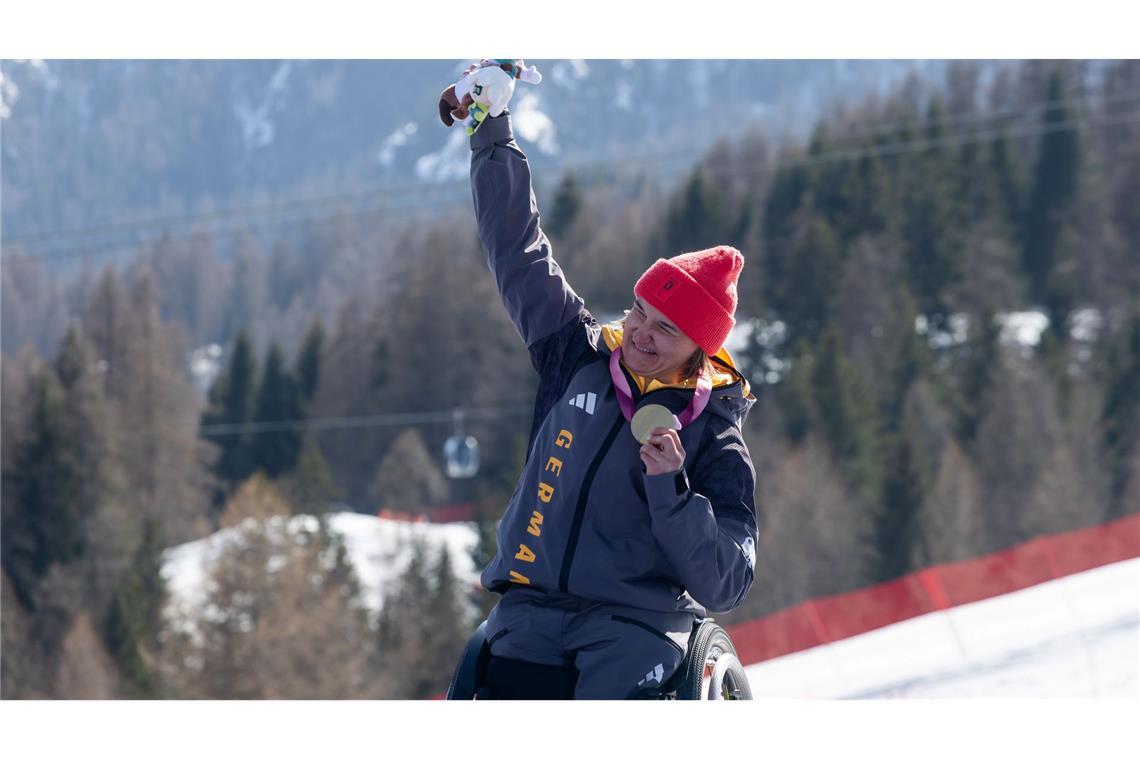 Erstes deutsches Gold: Anna-Lena Forster mit ihrer Medaille.