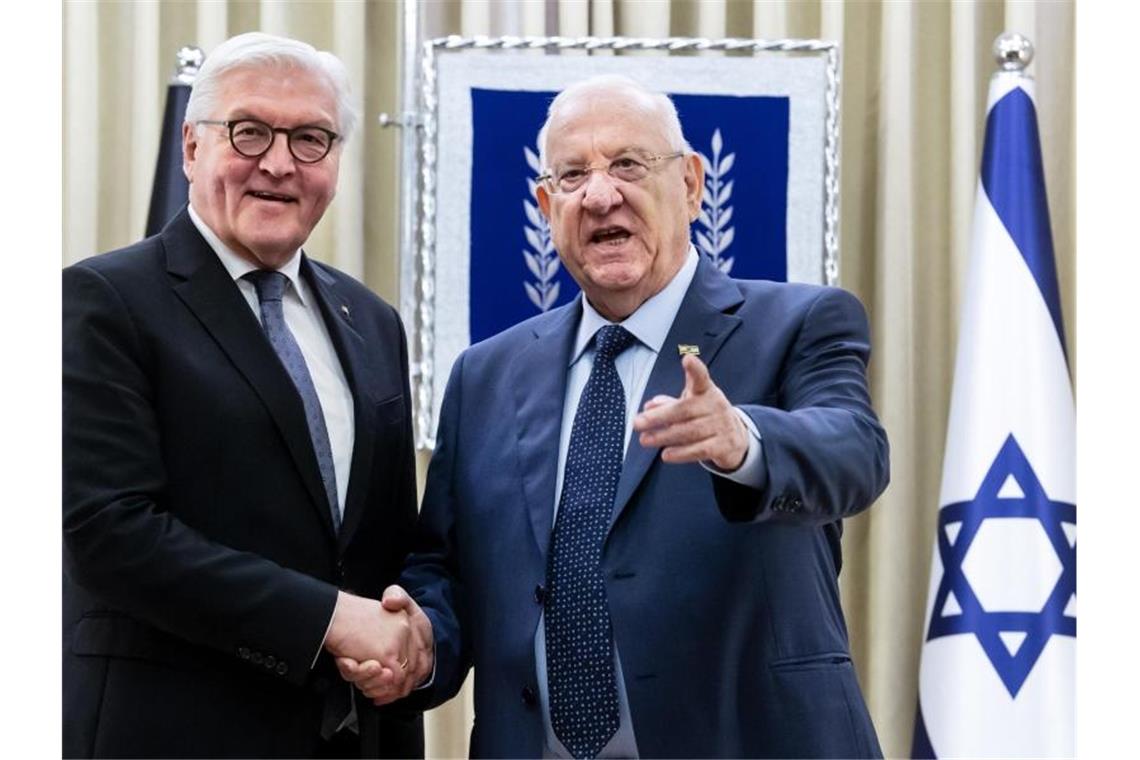 Erstes Gespräch nach der Ankunft: Bundespräsident Frank-Walter Steinmeier und Reuven Rivlin, Präsident von Israel. Foto: Bernd von Jutrczenka/dpa