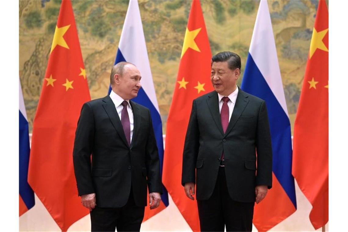 China und Russland fordern Ende der Nato-Osterweiterung Erstes Treffen seit Ausbruch der Corona-Pandemie Ende 2019: Xi Jinping (r.) und Wladimir Putin beim Fototermin vor den Gesprächen. Foto: Alexei Druzhinin/Sputnik/AP/dpa