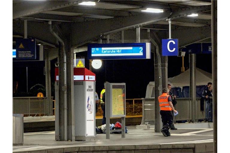 Ersthelfer stehen am Bahnhof Karlsruhe-Durlach. Foto: Aaron Klewer/Einsatz-Report24/dpa