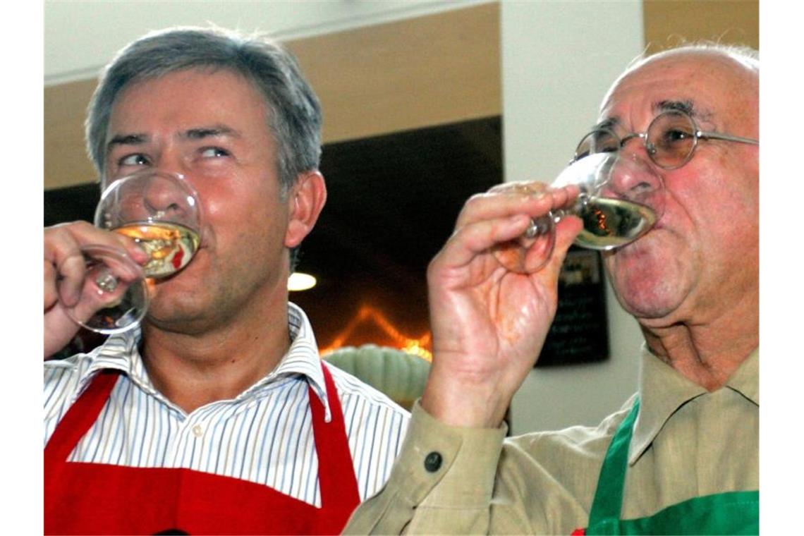 „Auf Wiedersehen, Bio!“ - Trauer um Alfred Biolek Erstmal ein Weinchen: Alfred Biolek mit dem damaligen Regierenden Bürgermeister von Berlin, Klaus Wowereit, bei einem Benefiz-Gala-Dinner. Foto: Marcus Brandt/dpa