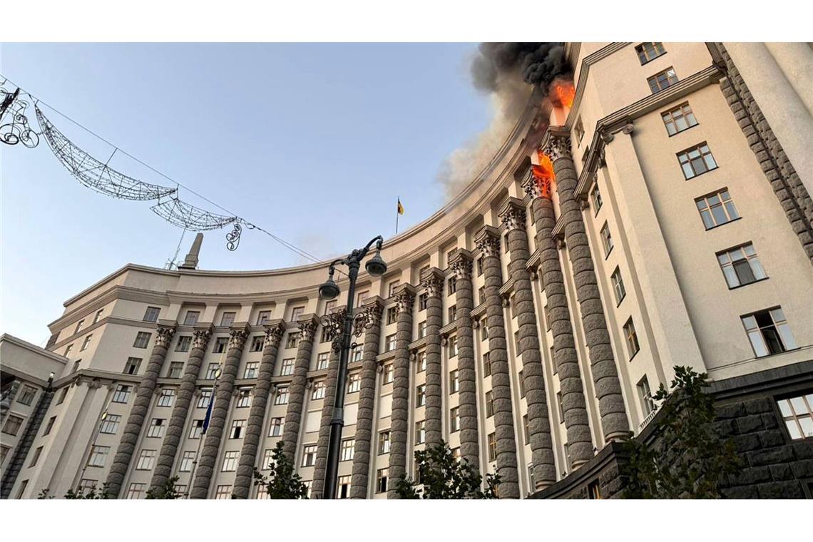 Russland greift Ukraine mit Rekordzahl an Drohnen an Erstmals beschädigte ein russischer Angriff laut Ministerpräsidentin Julia Swyrydenko das Hauptregierungsgebäude.