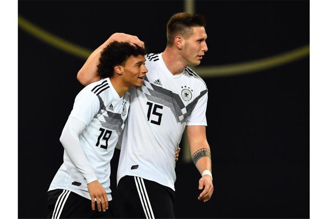 Löw-Rede nach Corona-Pause - Negative Tests Erstmals nach ihren Kreuzbandrissen sind Leroy Sané (l) und Niklas Süle wieder bei der Nationalmannschaft dabei. Foto: Soeren Stache/dpa