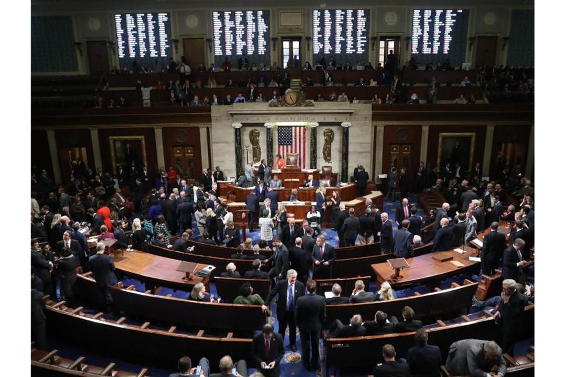 USA gespalten wegen Impeachment-Ermittlungen gegen Trump Erstmals seit Beginn der Ermittlungen für ein mögliches Amtsenthebungsverfahren hat sich das Repräsentantenhaus in einem förmlichen Beschluss hinter die Untersuchungen gestellt. Foto: Andrew Harnik/AP/dpa
