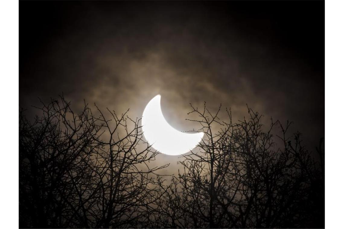 Stromnetzbetreiber haben für Sonnenfinsternis vorgesorgt Erstmals seit sechs Jahren ist am 10. Juni über Deutschland wieder eine partielle Sonnenfinsternis zu sehen. Foto: Olivier Maire/KEYSTONE/epa/dpa
