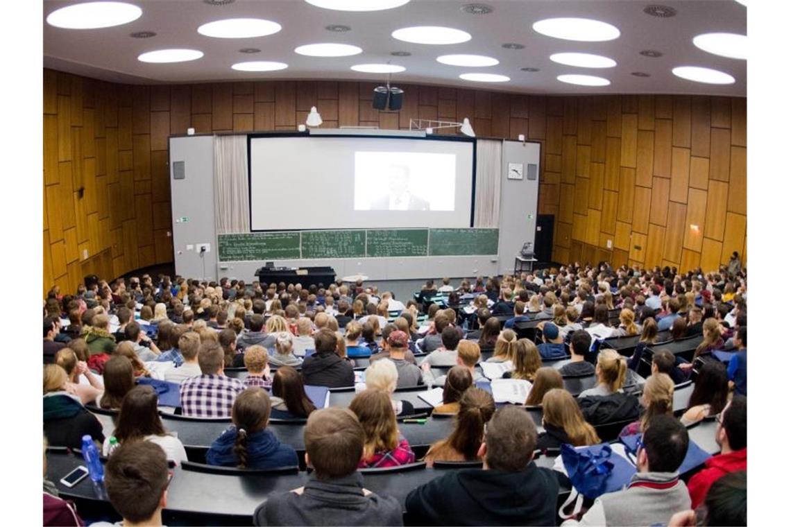 Unis werden immer voller - Wohnheimplätze bleiben knapp Erstsemester-Studenten sitzen bei einer Begrüßungsveranstaltung im Audimax der Leibniz Universität Hannover. Foto: Julian Stratenschulte/dpa
