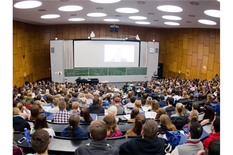 Erstsemester-Studenten sitzen bei einer Begrüßungsveranstaltung im Audimax der Leibniz Universität Hannover. Foto: Julian Stratenschulte/dpa