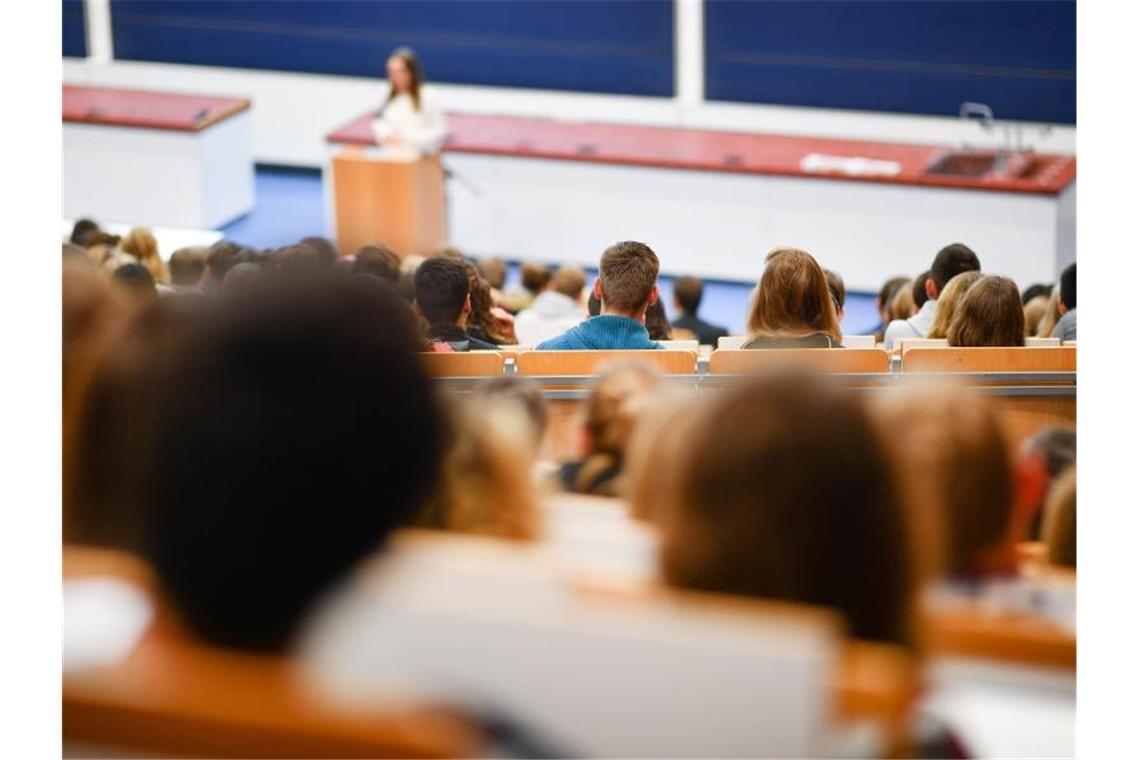 Unis haben in Corona-Zeiten Erstsemester besonders im Blick Erstsemester-Studierende sitzen zur Begrüßung in einem Hörsaal. Foto: Uwe Anspach/dpa/Archivbild