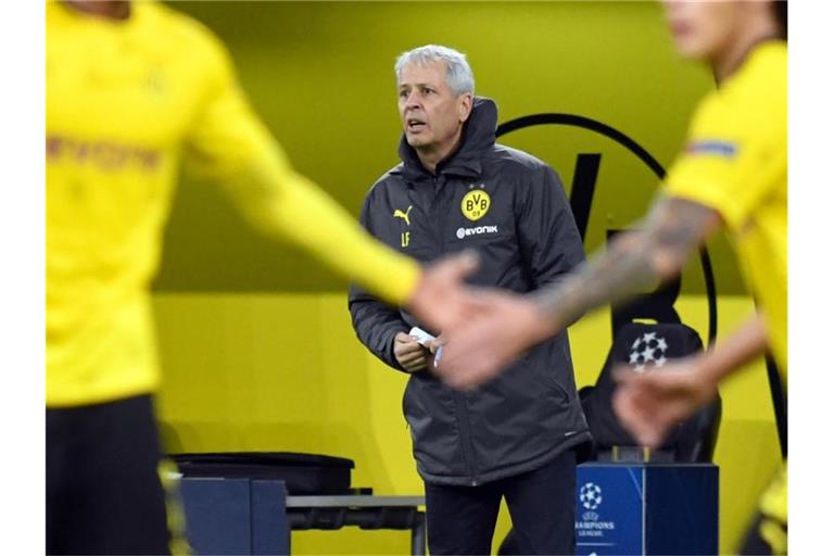Erwägt nach dem Ausfall von Mats Hummels eine Rückkehr zur Dreierkette in der Abwehr: BVB-Trainer Lucien Favre. Foto: Bernd Thissen/dpa