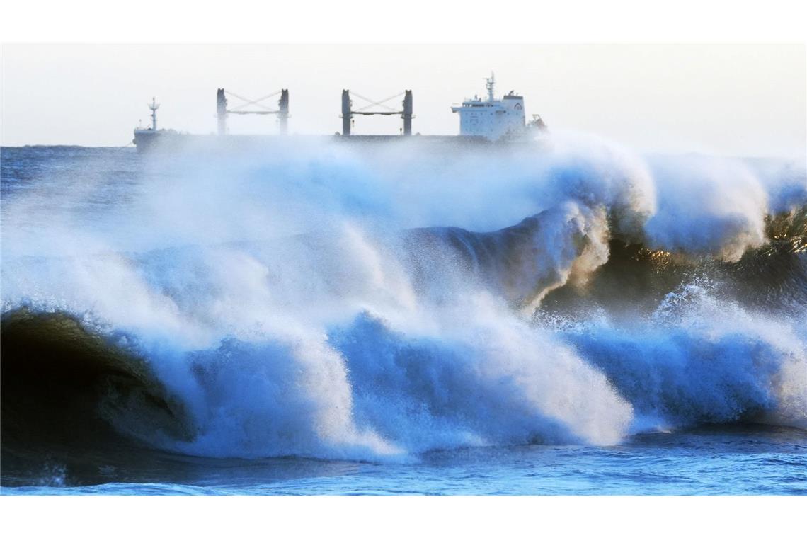 Sturm Éowyn zieht auf Irland und Großbritannien zu Erwartet werden etwa hohen Wellen, die küstennahe Straßen und Häuser treffen können. (Archivbild)