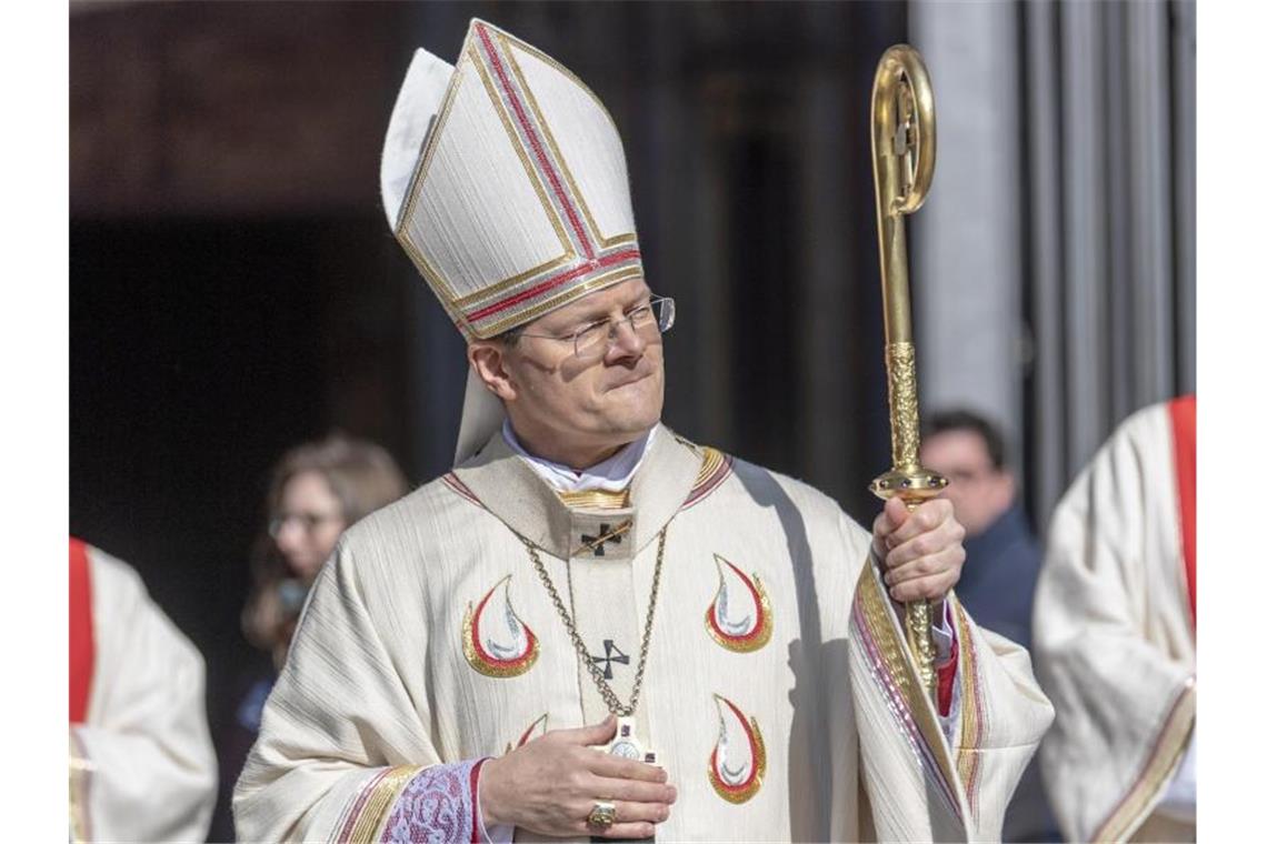 Erzbischof Stephan Burger läuft an Frauen der Initiative Maria 2.0 der Katholische Frauengemeinschaft vorbei. Foto: Patrick Seeger/Archiv