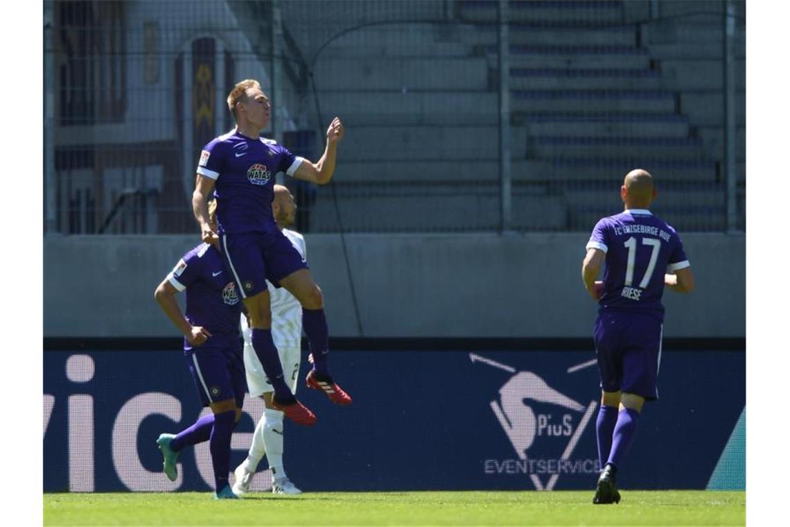 Nach Corona-Pause: Heidenheim verliert, keine Zwischenfälle Erzgebirge Aue feierte einen 3:1-Heimsieg gegen den SV Sandhausen. Foto: Robert Michael/dpa-Zentralbild - Pool/dpa