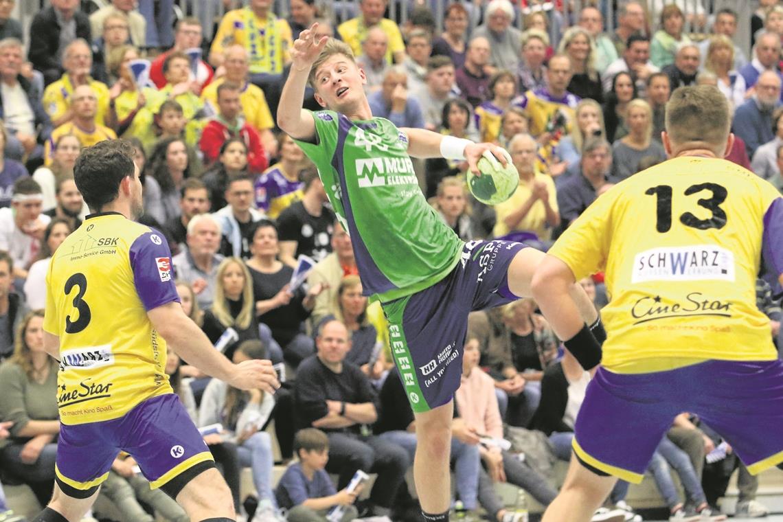 Mit dem Tempo des Meisters überfordert Erzielte aus dem Rückraum einige sehenswerte Treffer: Felix Raff. Die klare Niederlage für den HCOB verhinderte er damit nicht.Foto: A. Hornauer