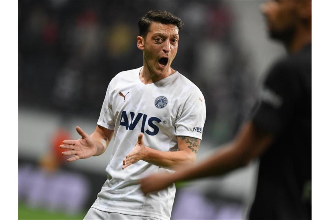 Erzielte für Fenerbahce Istanbul das 1:0 gegen Eintracht Frankfurt: Mesut Özil jubelt. Foto: Arne Dedert/dpa