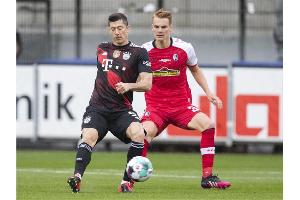 Erzielte in Freiburg sein 40. Saisontor: Bayern-Torjäger Robert Lewandowski (l). Foto: Tom Weller/dpa