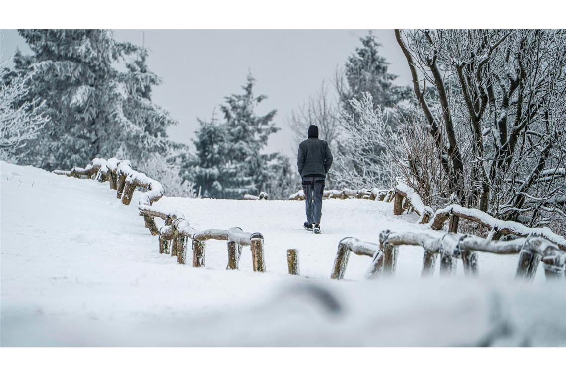 Es bleibt teils winterlich weiß.
