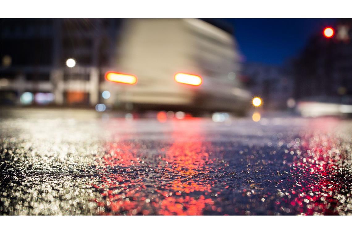 Es bleibt zunächst grau und feucht im Südwesten. (Symbolbild)